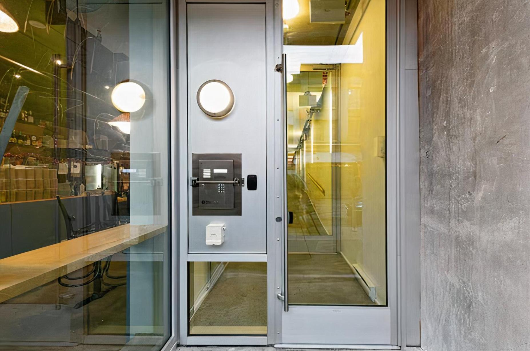Modern, Bright & Central 1-Bed Downtown Apt Close To Rogers Arena Vancouver Exterior photo